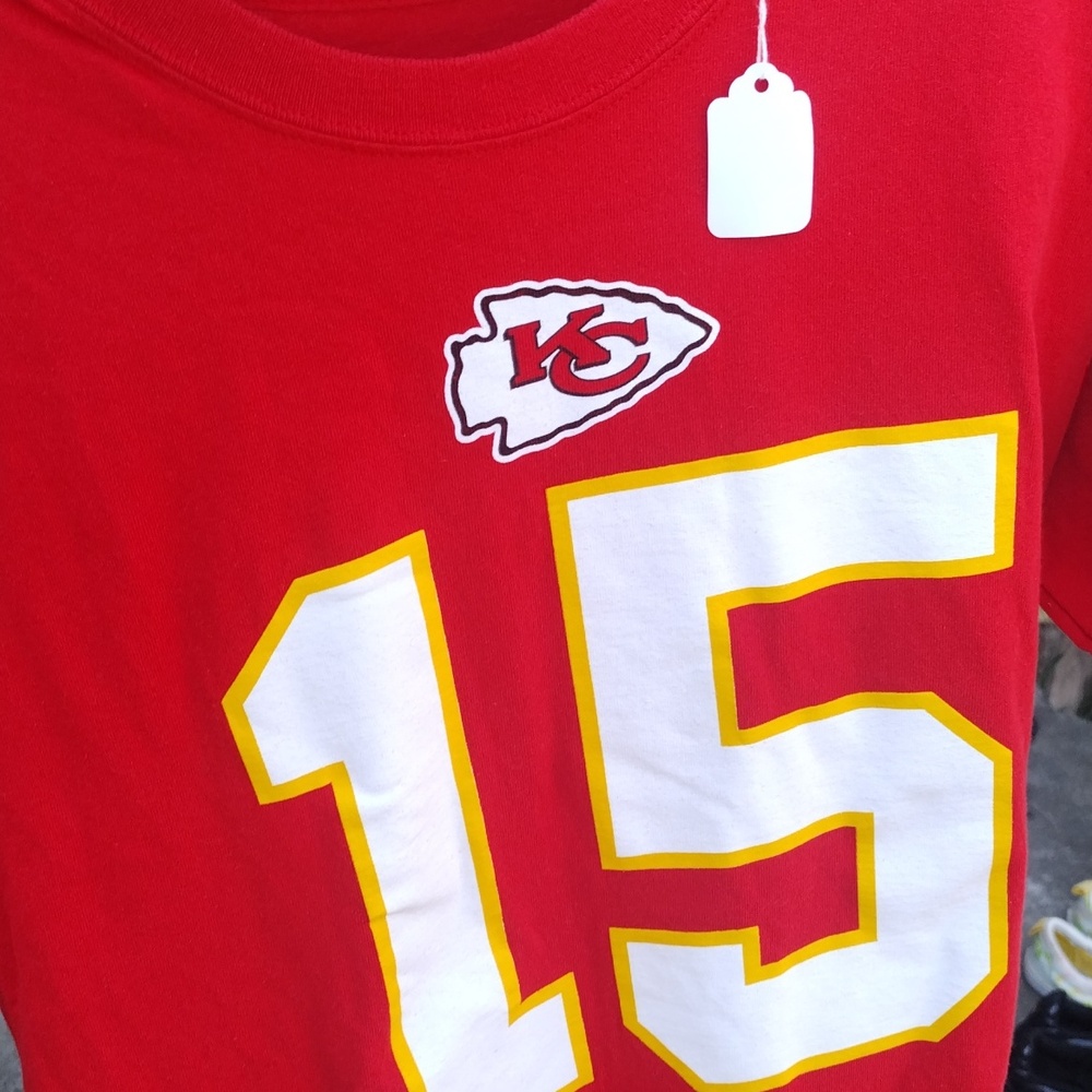 Boys Patrick mahomes medium NFL apparel t-shirt